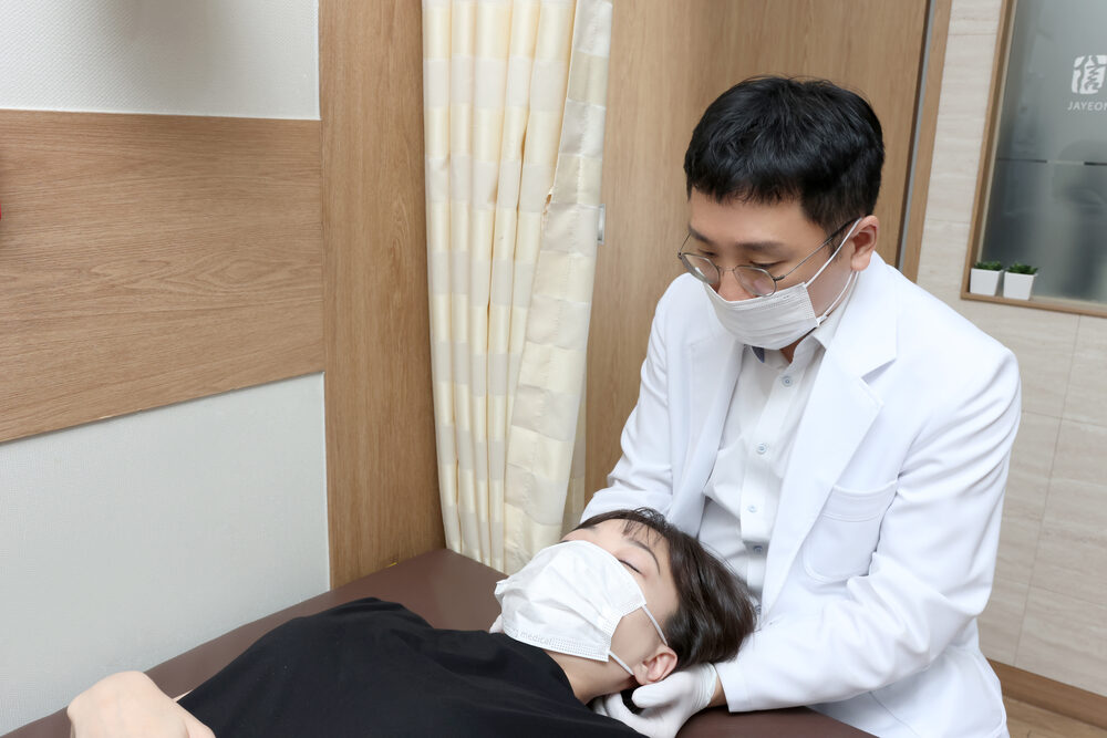 추나요법 시행 모습